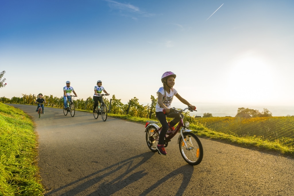 Eine Familie fährt eine der familienfreundlichen Radwege in der Region Bad Radkersburg.